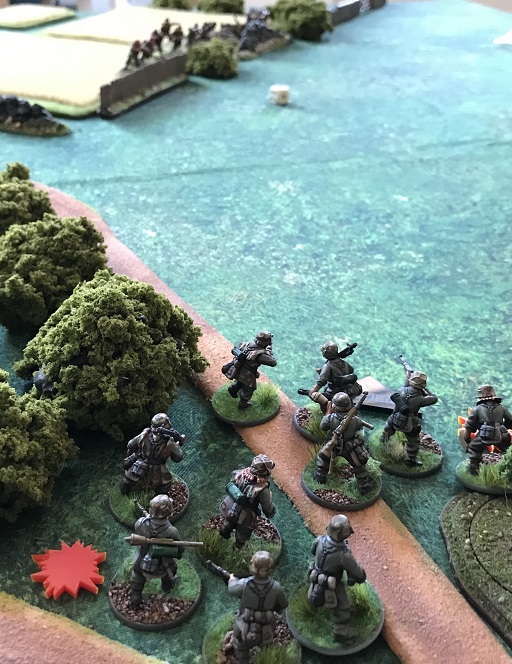 L'avancée de la section de panzergrenadiers allemands sur le flanc droit a été bloquée par les tirs depuis les champs