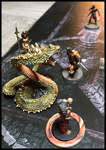 Skuthus se réfugie dans l'antre du Serpent géant. Il est aussitôt rejoint par Bêlit et Conan